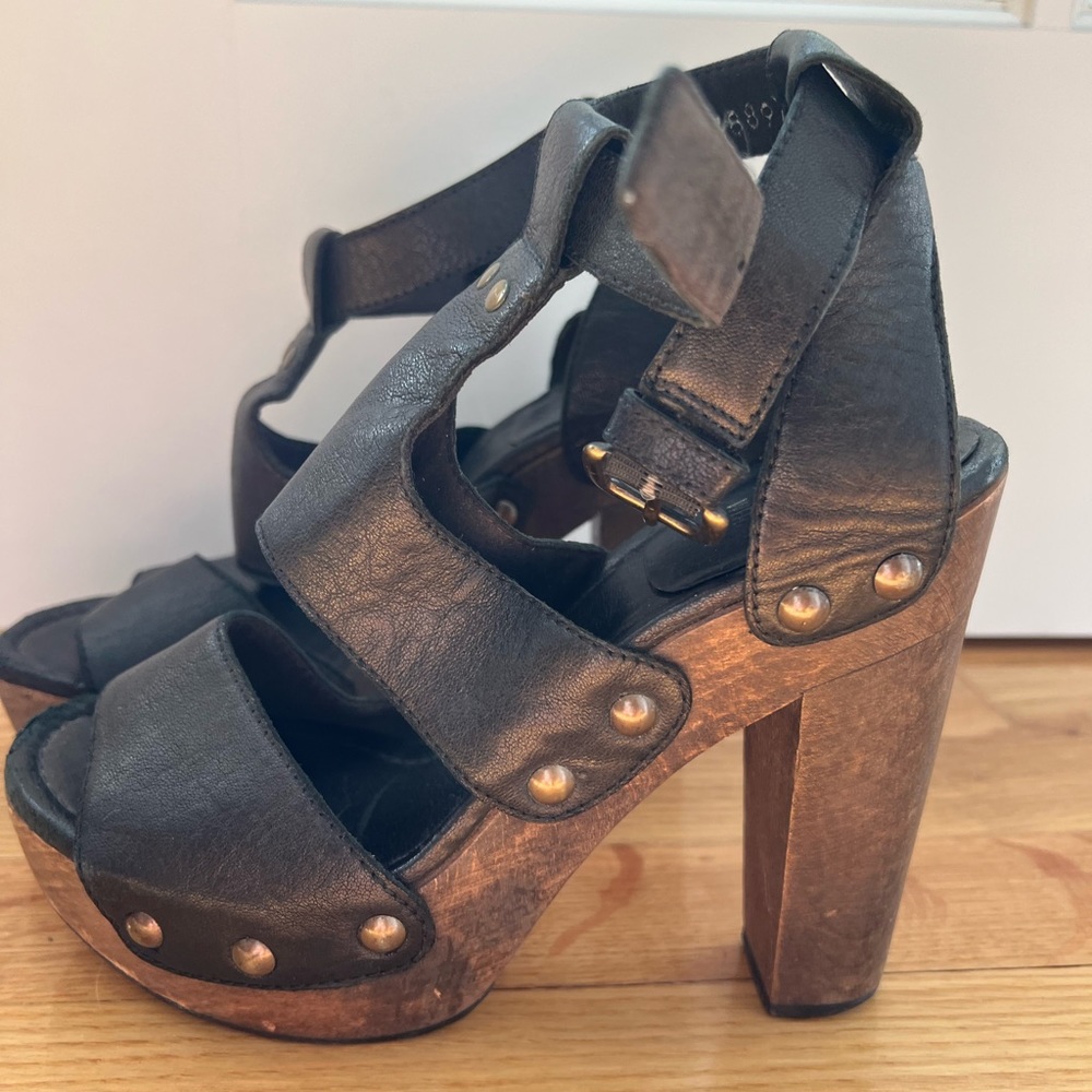 Stuart Weitzman platform shoes. Size 8.